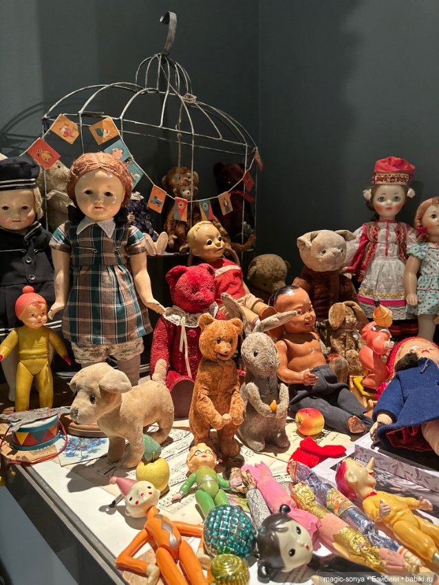 Наш стенд с советскими и антикварными куклами и игрушками на выставке «РОЗЫ-БЕРЕЗЫ» (фото 2)
