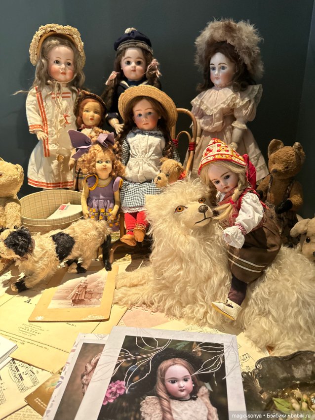 Наш стенд с советскими и антикварными куклами и игрушками на выставке «РОЗЫ-БЕРЕЗЫ»