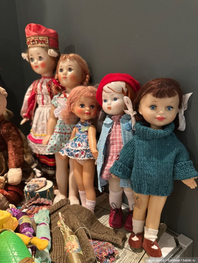 Наш стенд с советскими и антикварными куклами и игрушками на выставке «РОЗЫ-БЕРЕЗЫ» (фото 3)