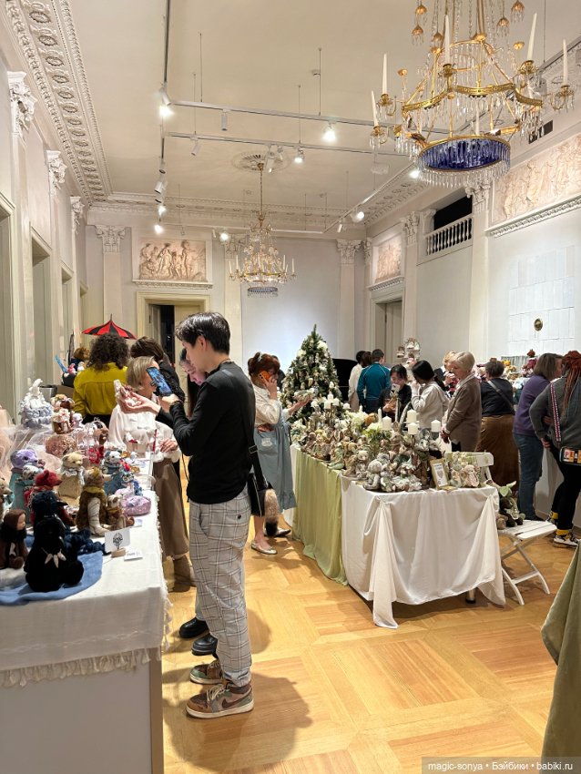 Наш стенд с советскими и антикварными куклами и игрушками на выставке «РОЗЫ-БЕРЕЗЫ»