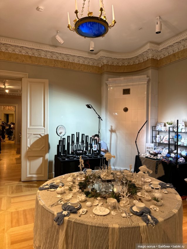 Наш стенд с советскими и антикварными куклами и игрушками на выставке «РОЗЫ-БЕРЕЗЫ»