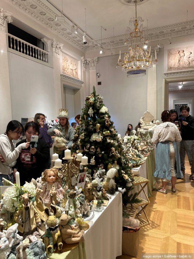 Наш стенд с советскими и антикварными куклами и игрушками на выставке «РОЗЫ-БЕРЕЗЫ»