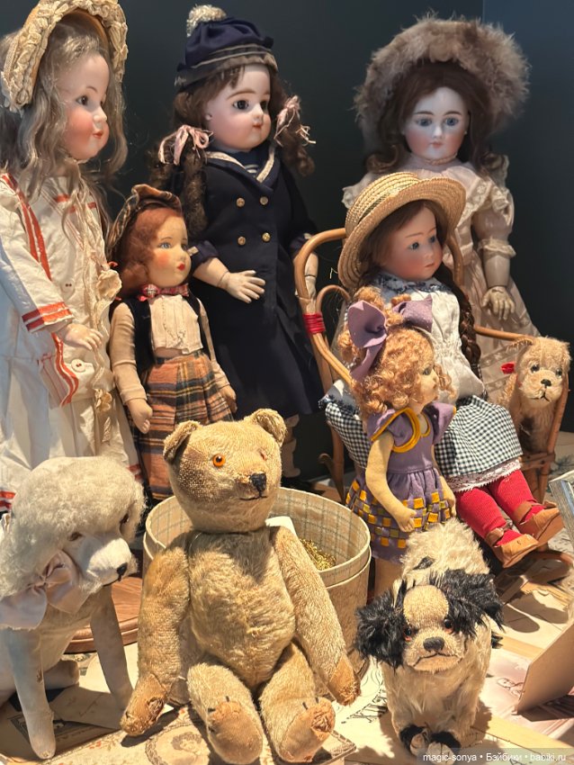 Наш стенд с советскими и антикварными куклами и игрушками на выставке «РОЗЫ-БЕРЕЗЫ»