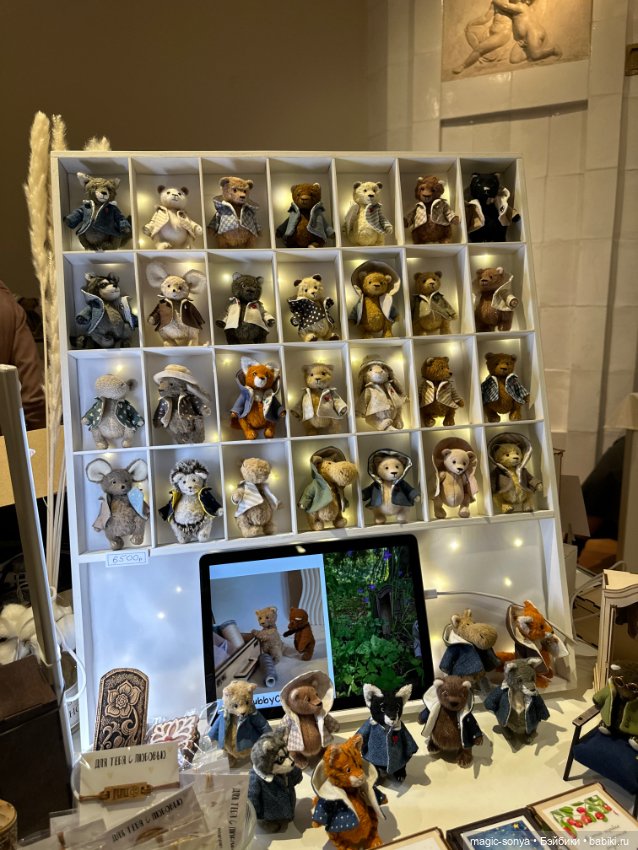 Наш стенд с советскими и антикварными куклами и игрушками на выставке «РОЗЫ-БЕРЕЗЫ»