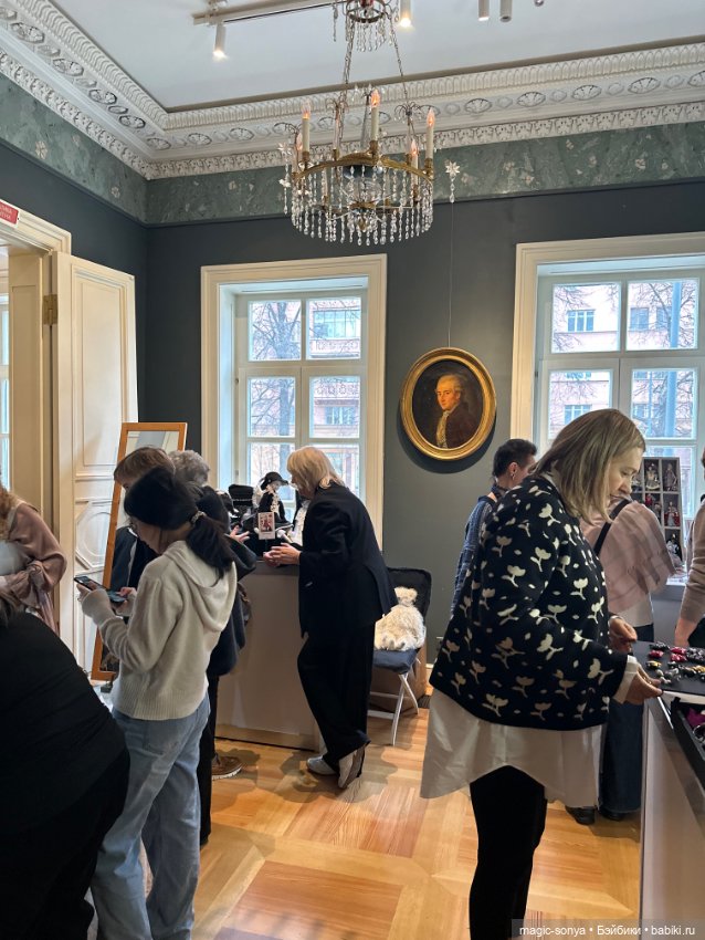 Наш стенд с советскими и антикварными куклами и игрушками на выставке «РОЗЫ-БЕРЕЗЫ»