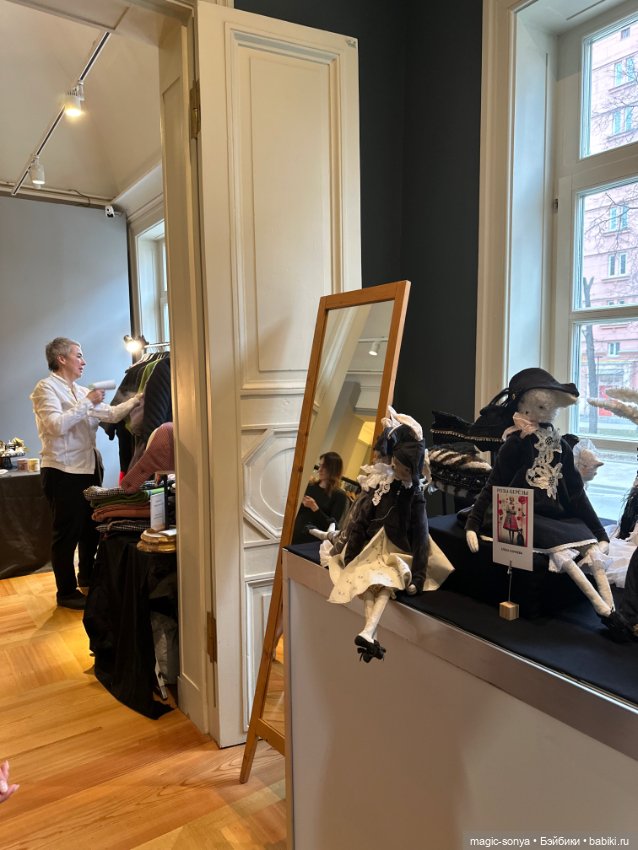 Наш стенд с советскими и антикварными куклами и игрушками на выставке «РОЗЫ-БЕРЕЗЫ»