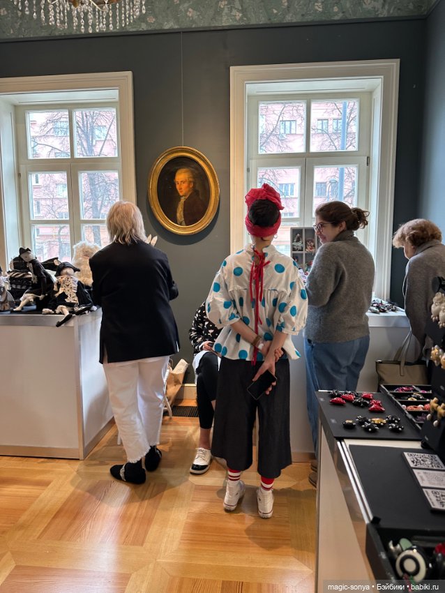 Наш стенд с советскими и антикварными куклами и игрушками на выставке «РОЗЫ-БЕРЕЗЫ»