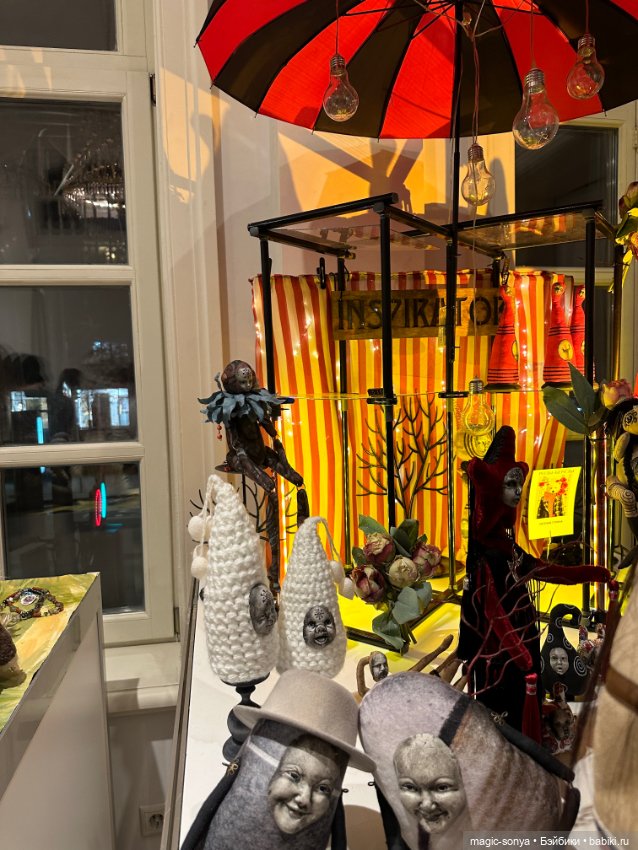 Наш стенд с советскими и антикварными куклами и игрушками на выставке «РОЗЫ-БЕРЕЗЫ»