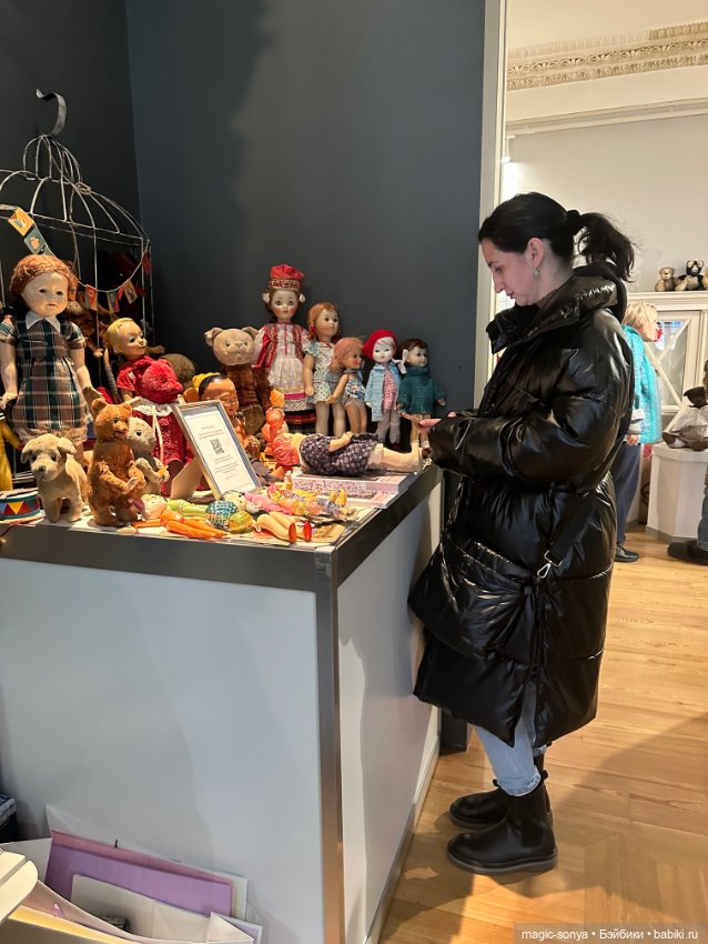 Наш стенд с советскими и антикварными куклами и игрушками на выставке «РОЗЫ-БЕРЕЗЫ»