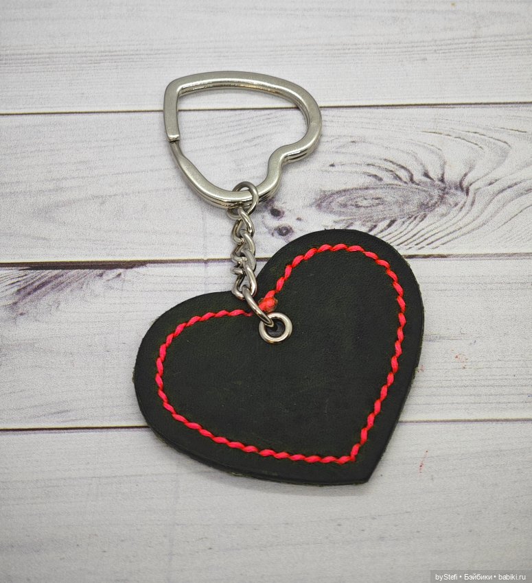 Брелок из кожи получился — Авторские игрушки из разных материалов: синельная проволока (фото 2)