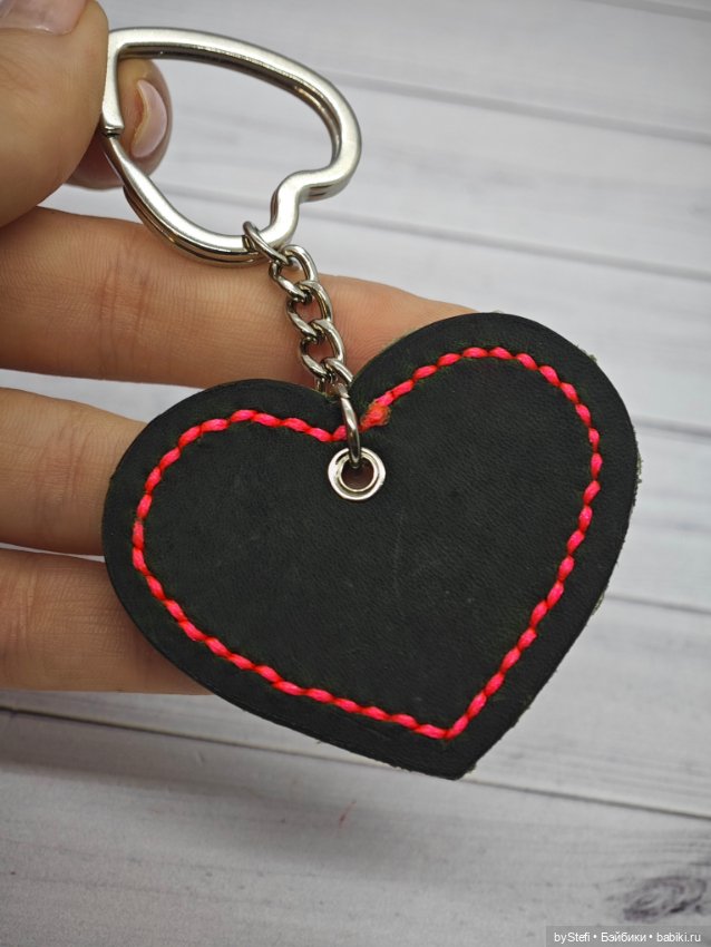 Брелок из кожи получился — Авторские игрушки из разных материалов: синельная проволока (фото 6)