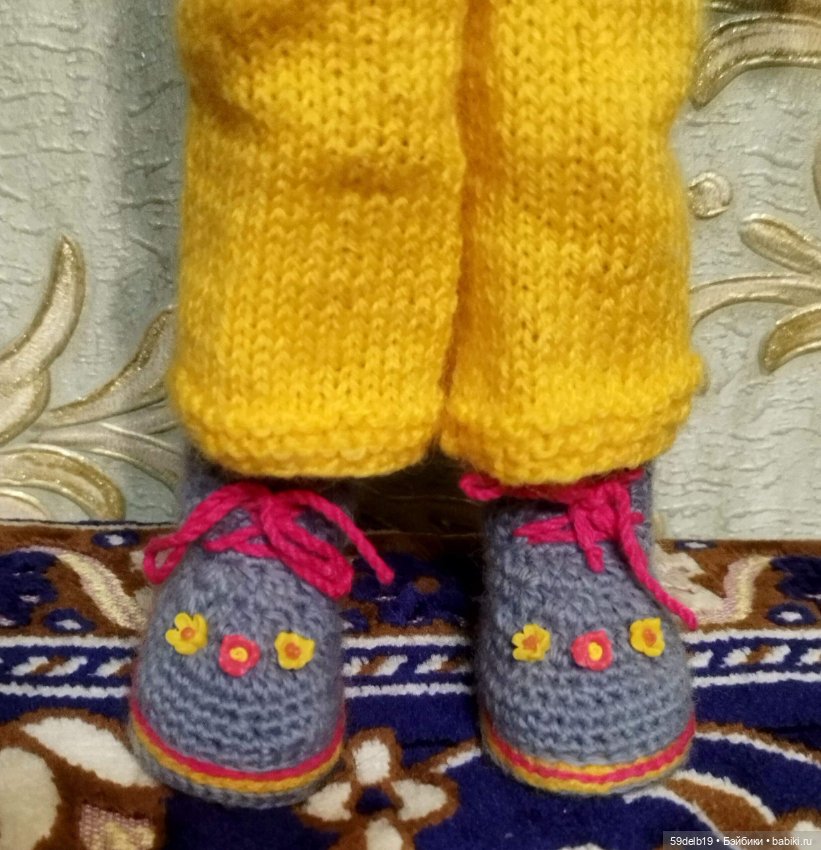 Яркий вязаный костюм для куклы паола рейна