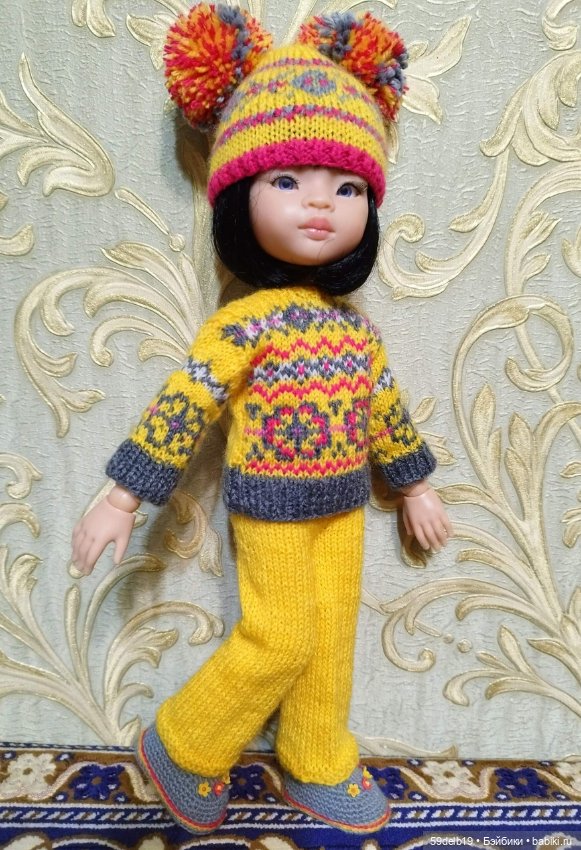 Яркий вязаный костюм для куклы паола рейна