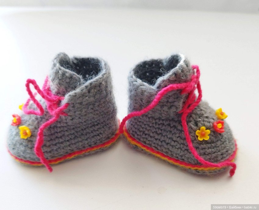 Яркий вязаный костюм для куклы паола рейна