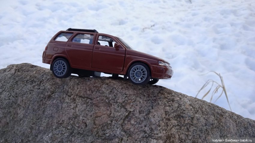 Приключения бордовой машинки зимой