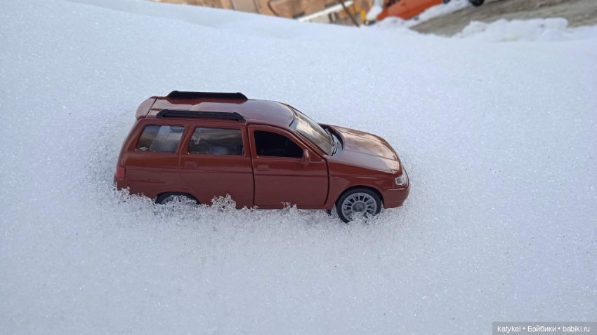 Приключения бордовой машинки зимой