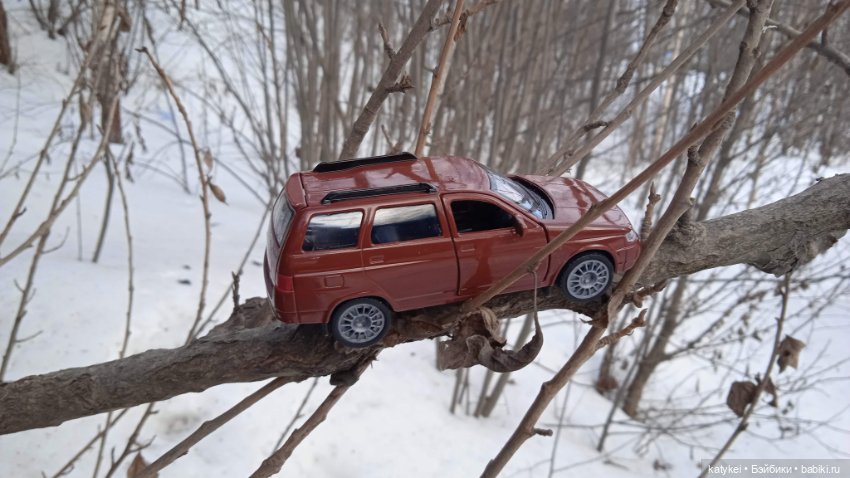 Приключения бордовой машинки зимой