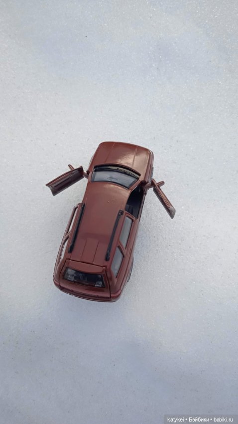 Приключения бордовой машинки зимой