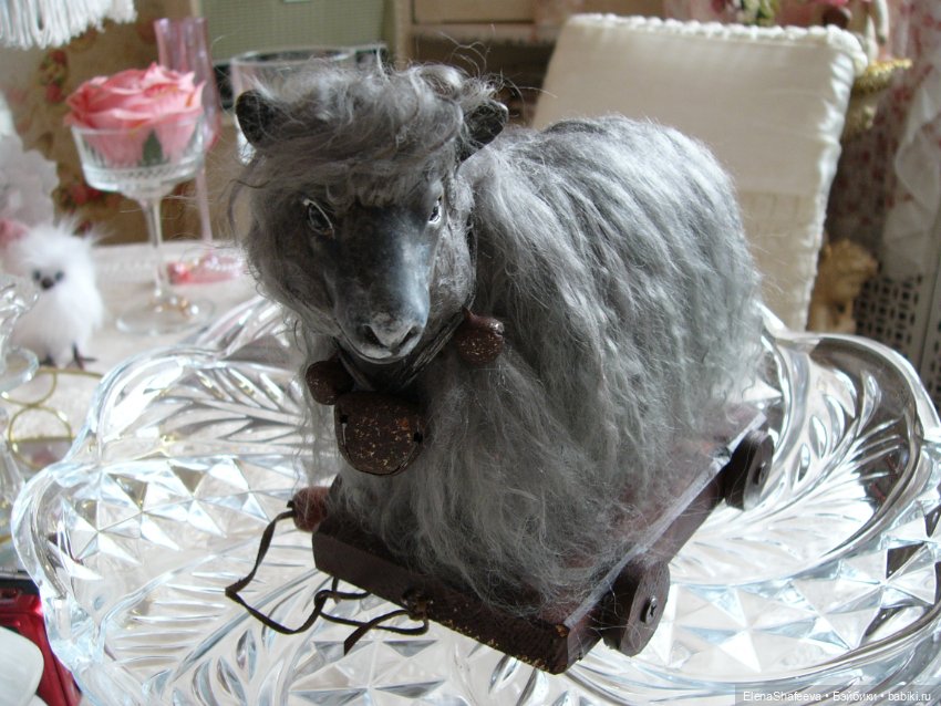 Овечка на тележке в компанию к антикварным куклам (фото 7)