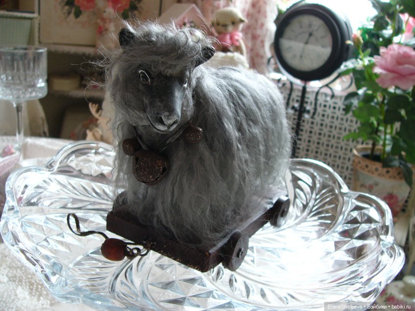 Овечка на тележке в компанию к антикварным куклам (фото 6)