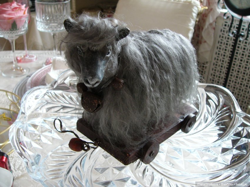 Овечка на тележке в компанию к антикварным куклам (фото 3)