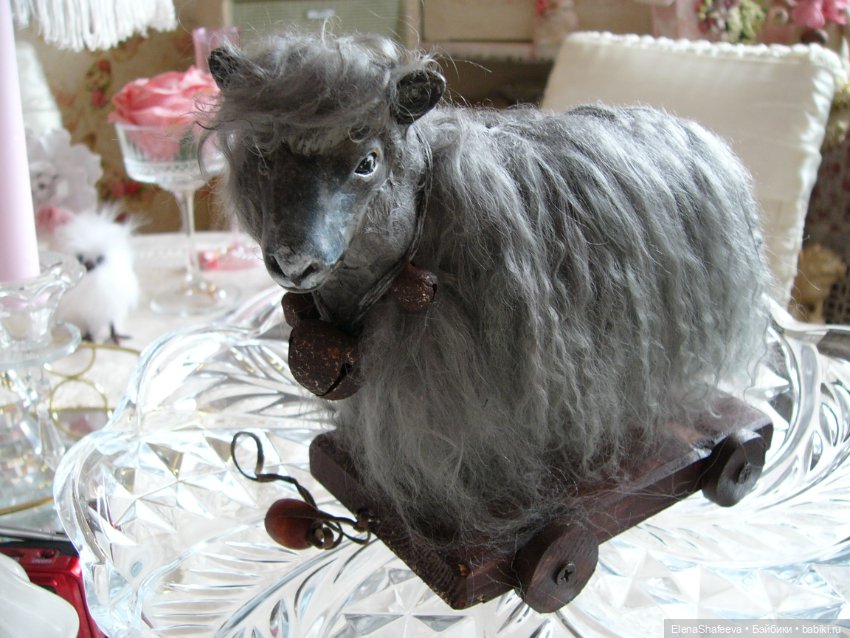 Овечка на тележке в компанию к антикварным куклам (фото 5)