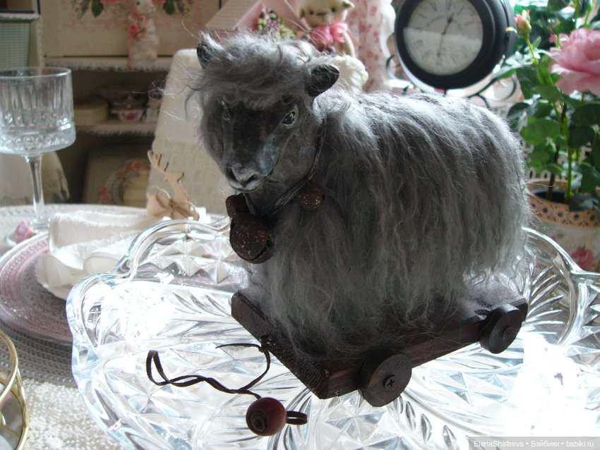 Овечка на тележке в компанию к антикварным куклам (фото 2)