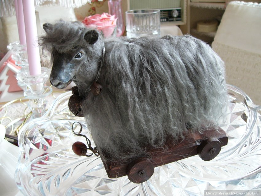 Овечка на тележке в компанию к антикварным куклам (фото 4)