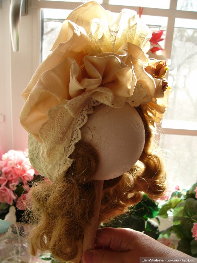 Вот сегодня закончила боннет для антикварной куклы