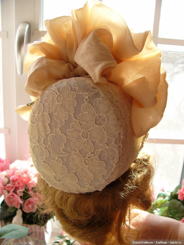 Вот сегодня закончила боннет для антикварной куклы