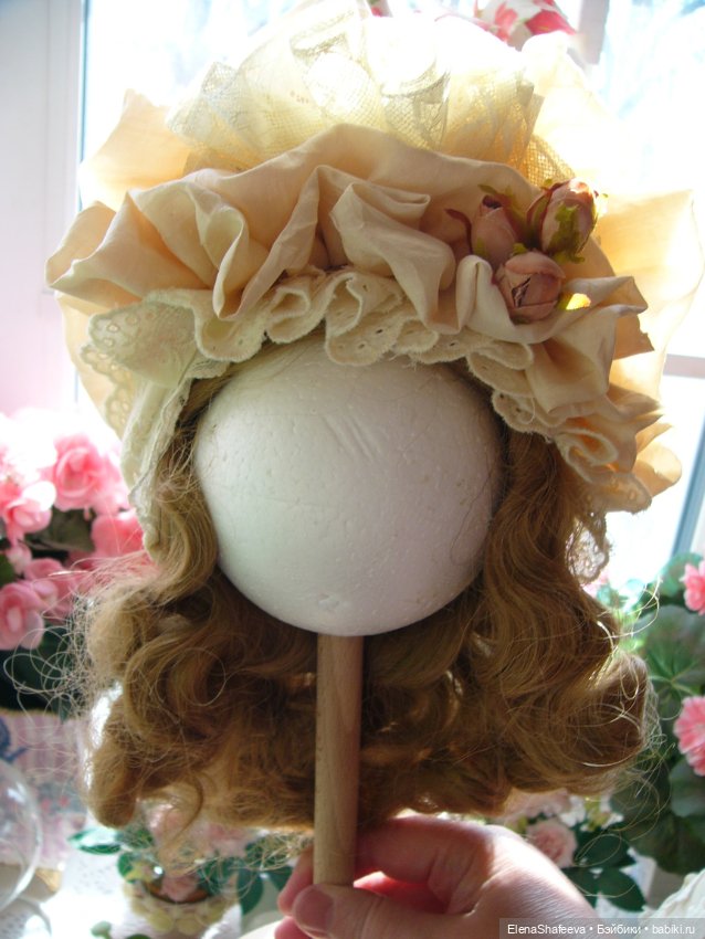 Вот сегодня закончила боннет для антикварной куклы