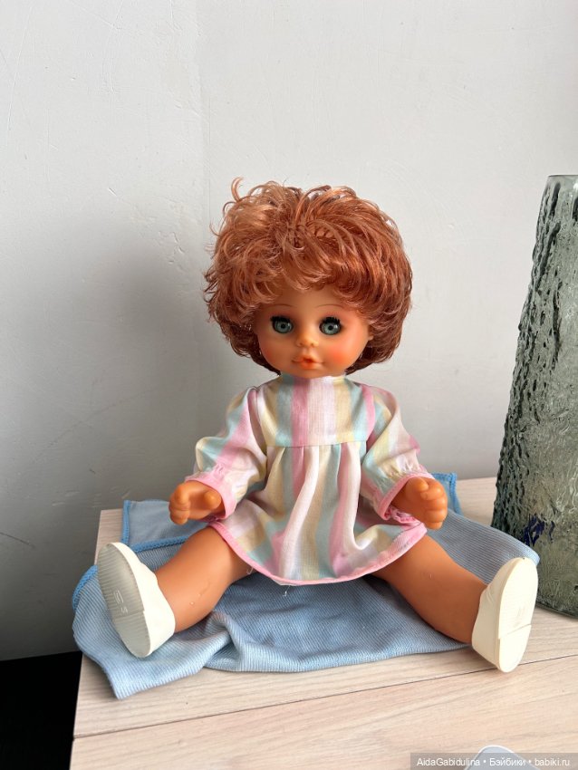 Здравствуйте, подскажите пожалуйста что это за кукла ? Фирма название и есть ли такие в продаже ? Ищу такую же но с карими глазами (фото 2)