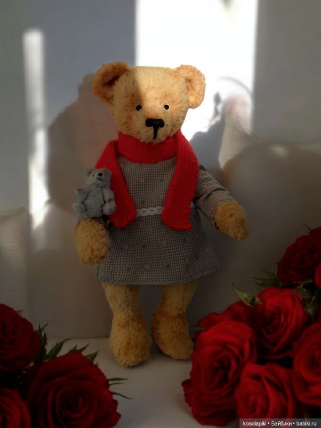 Модницы предпочитают красные шарфы🧣 (фото 2)