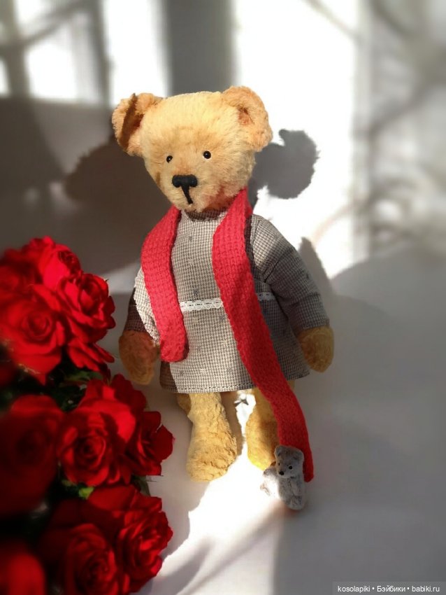 Модницы предпочитают красные шарфы🧣 (фото 3)