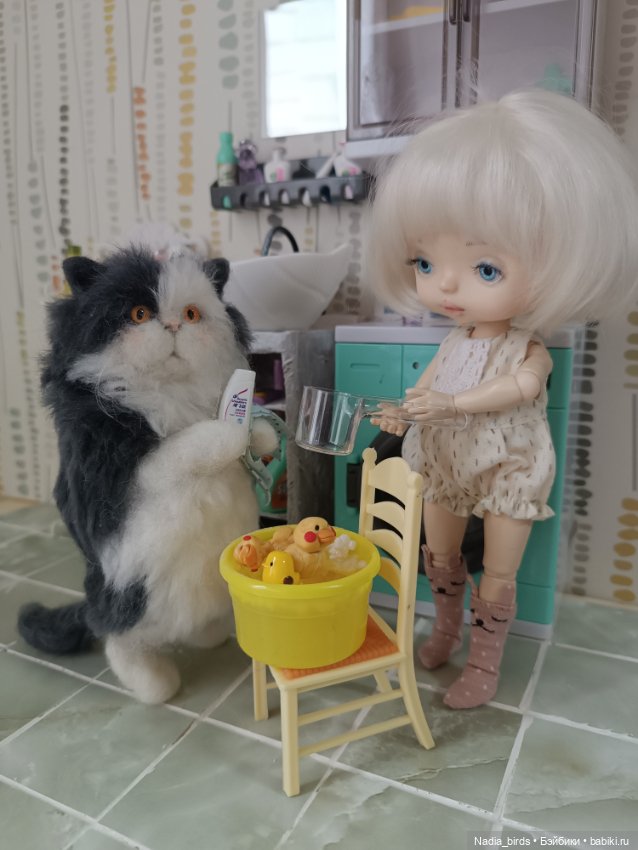 Ванная комната и девочки монст