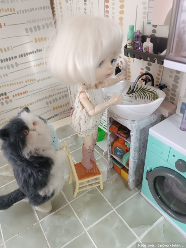 Ванная комната и девочки монст