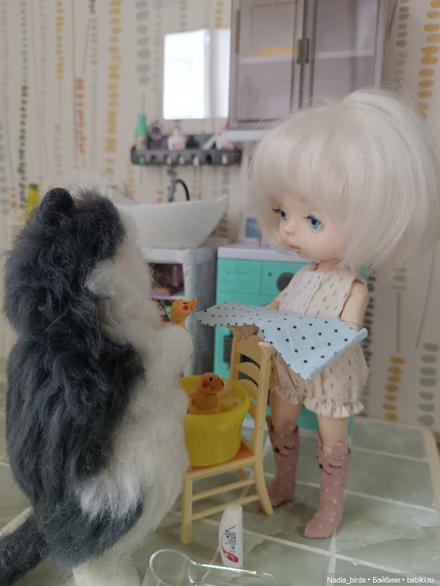 Ванная комната и девочки монст