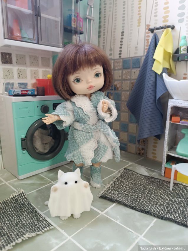 Ванная комната и девочки монст