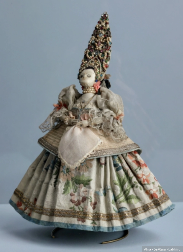 Старинная кукла из Русского музея