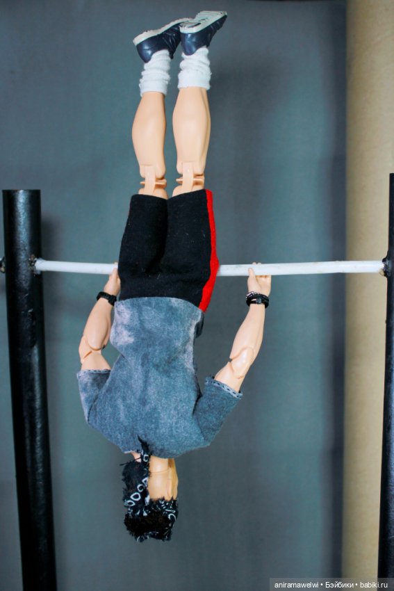 На турнике — Куклы Barbie (Барби): Looks