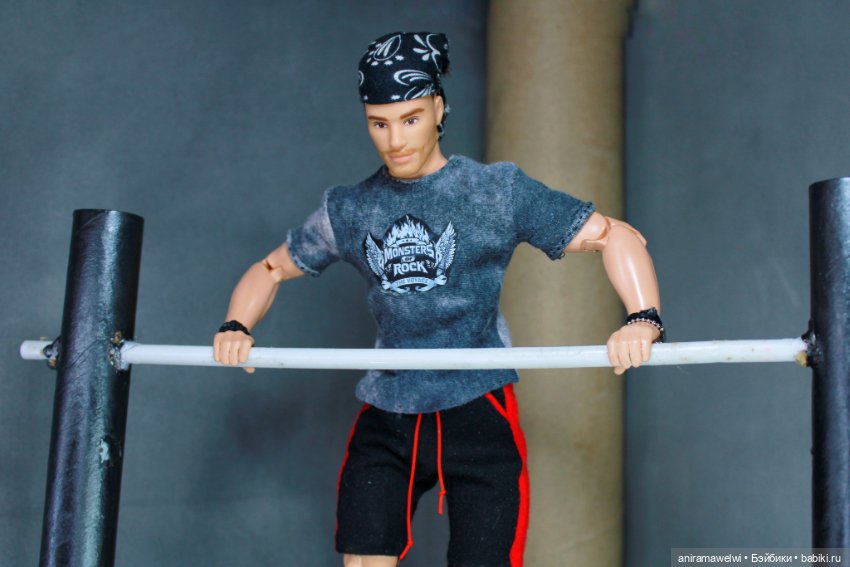 На турнике — Куклы Barbie (Барби): Looks (фото 8)