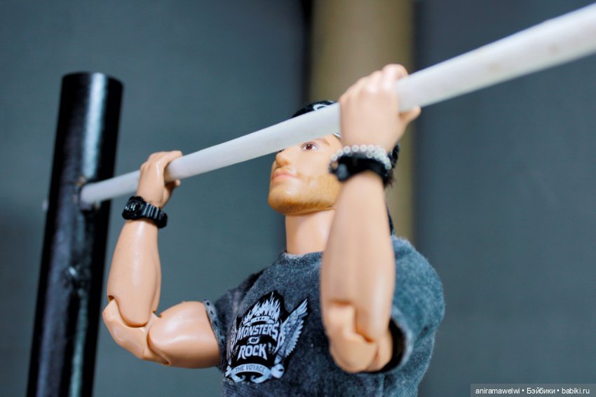 На турнике — Куклы Barbie (Барби): Looks (фото 5)