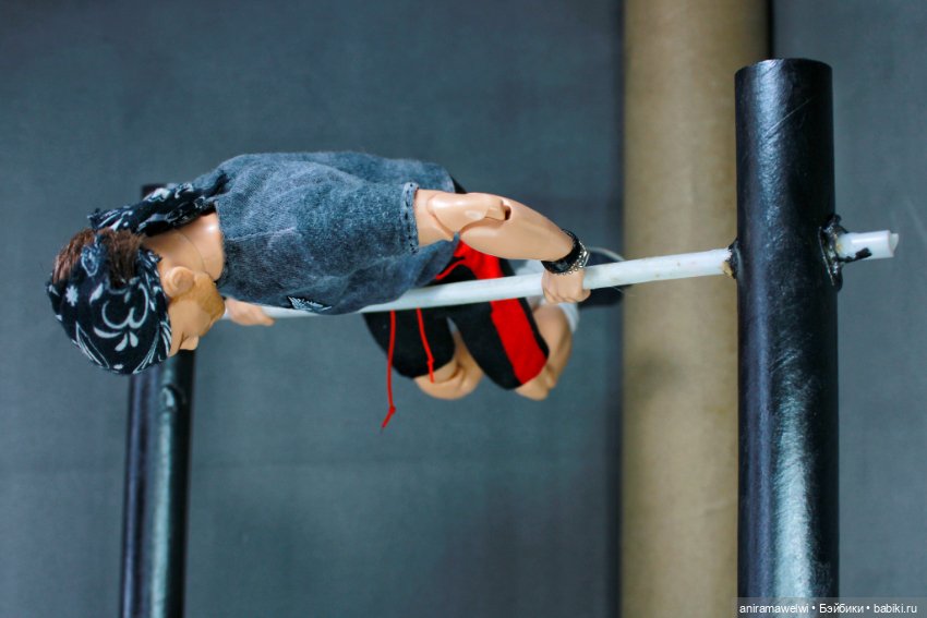 На турнике — Куклы Barbie (Барби): Looks (фото 10)