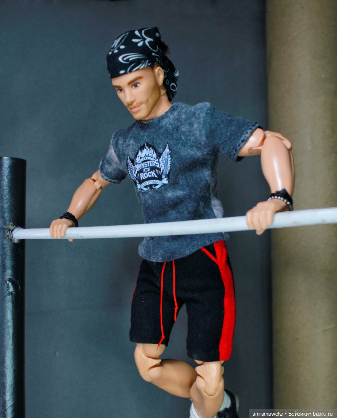 На турнике — Куклы Barbie (Барби): Looks (фото 9)