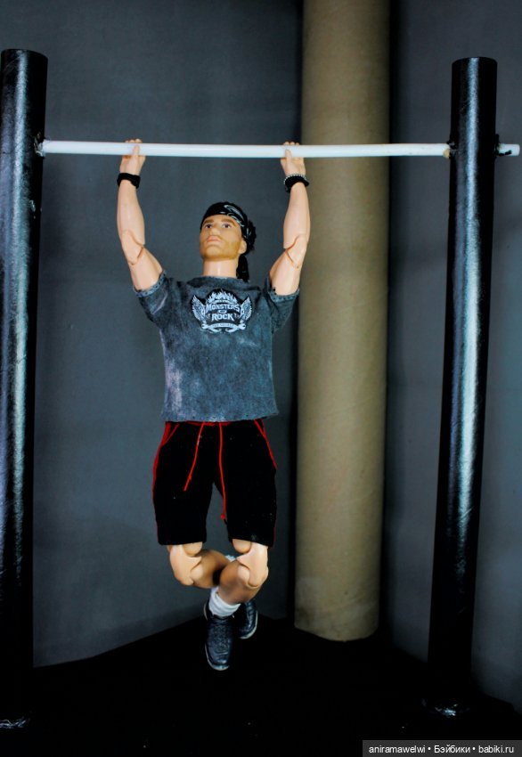 На турнике — Куклы Barbie (Барби): Looks