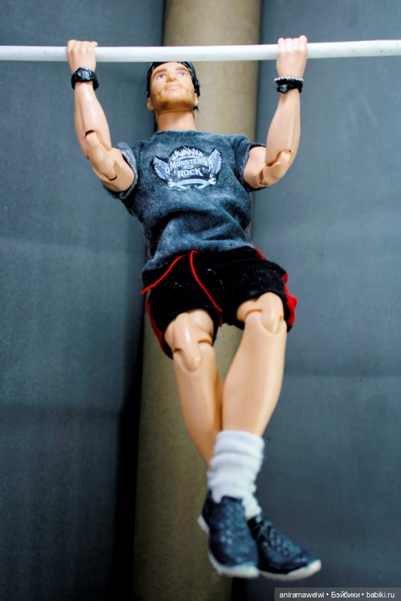 На турнике — Куклы Barbie (Барби): Looks (фото 3)