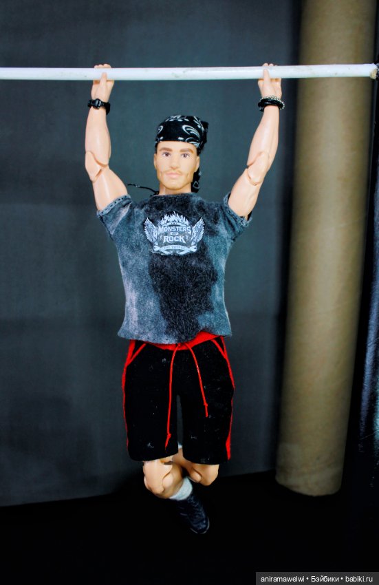 На турнике — Куклы Barbie (Барби): Looks