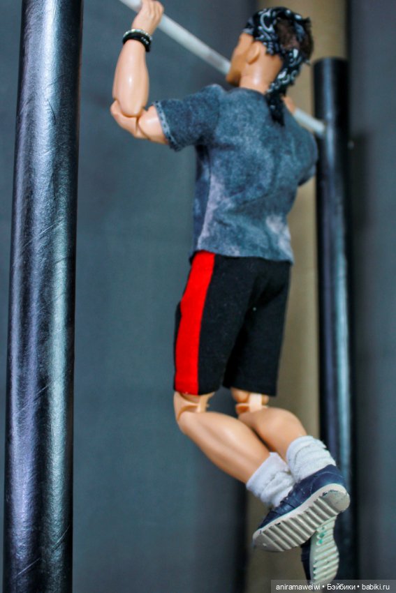 На турнике — Куклы Barbie (Барби): Looks (фото 6)