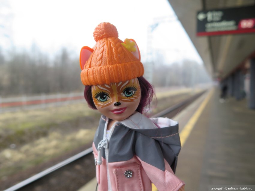 Лисичка Enchantimals в модном костюмчике и весна