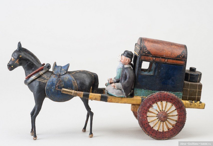 Двухколесные крытые повозки с фигурками возницы и пассажира